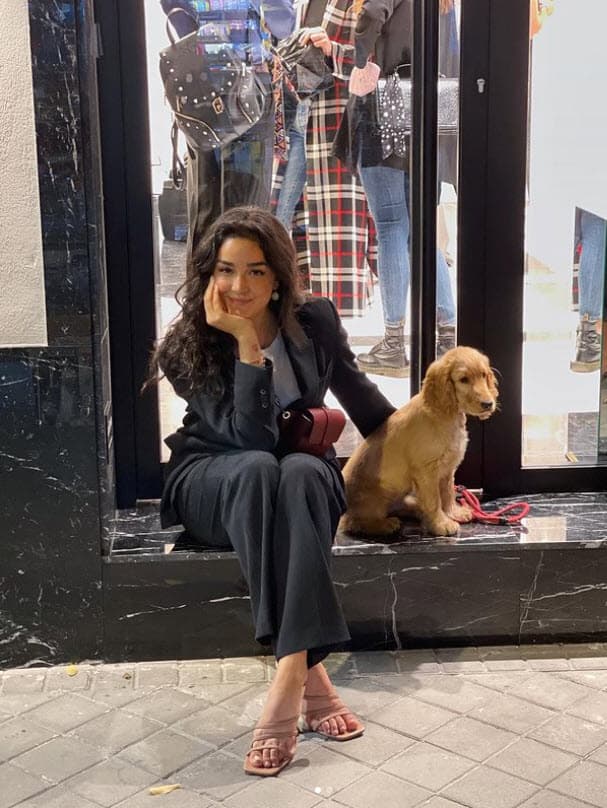 Aunque se sabe poco sus actividades laborales en una "marca de ropa", Alejandra está realizándose profesionalmente en España y ahora tiene como compañía a 
<b><a href="https://www.univision.com/famosos/la-hija-de-biby-gaytan-esta-cansada-y-como-loca-pero-muy-orgullosa-de-su-nuevo-hijo-video">su mascota Bobby</a></b>. 
<br>