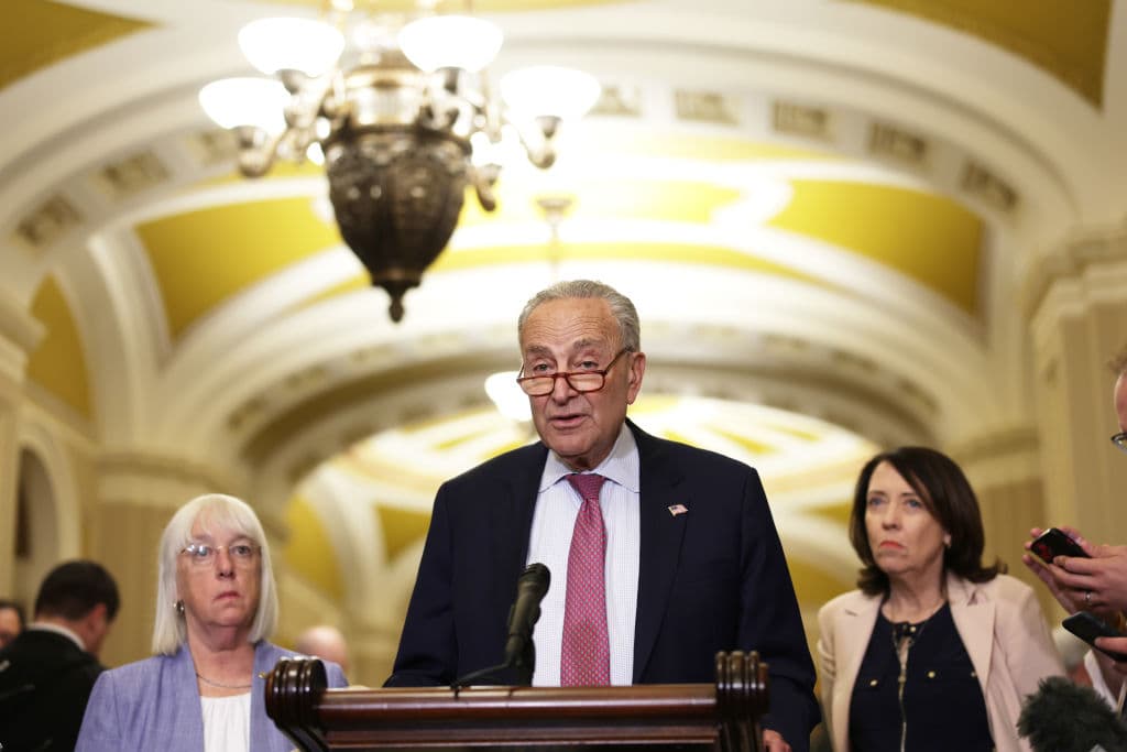 El senador por Nueva York y líder de la bancada demócrata, Chuck Schumer, respaldó al presidente Biden.
<br>
<br>"Joe Biden no sólo ha sido un gran presidente y un gran líder legislativo sino que es un ser humano verdaderamente asombroso".
<br>
<br>"
<b>Por supuesto, su decisión no fue fácil, pero una vez más puso a su país, a su partido y a nuestro futuro en primer lugar", señaló en un comunicado emitido a través de X</b>.
<br>
<br>"Joe hoy demuestra que eres un verdadero patriota y un gran estadounidense".