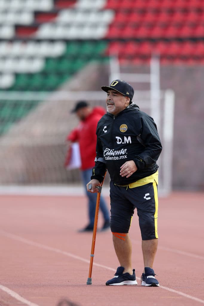 20 de octubre de 2018: Maradona con un bastón dirigió el duelo de Dorados contra Mineros debido a que por una artrosis severa fuera necesario operarle una de sus rodillas.