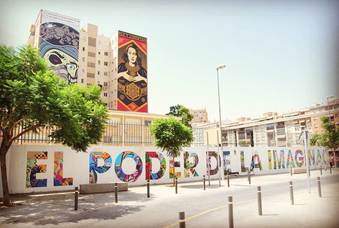 Suelen tardar alrededor de dos semanas en realizar sus obras, aunque el tiempo varía según la complejidad del proyecto. Se trata de procesos abiertos y participativos, en los que cualquiera puede tomar el pincel y la brocha y sumarse a la causa. Boa Mistura explica el desarrollo y coordina su ejecución para luego perfilar los últimos detalles.