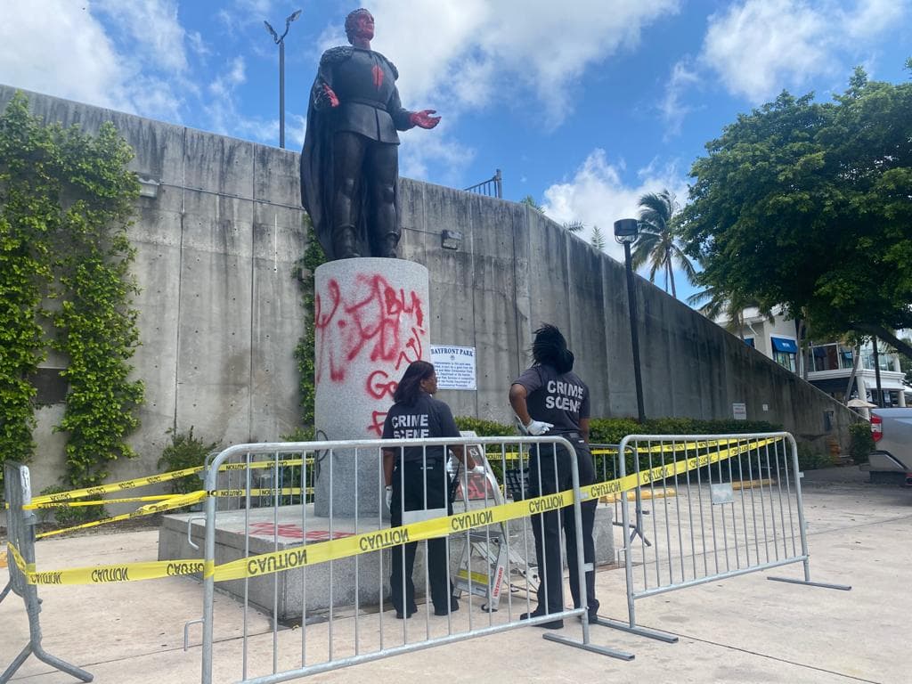 En la mañana llegaron los investigadores de la policía, a revisar los monumentos.