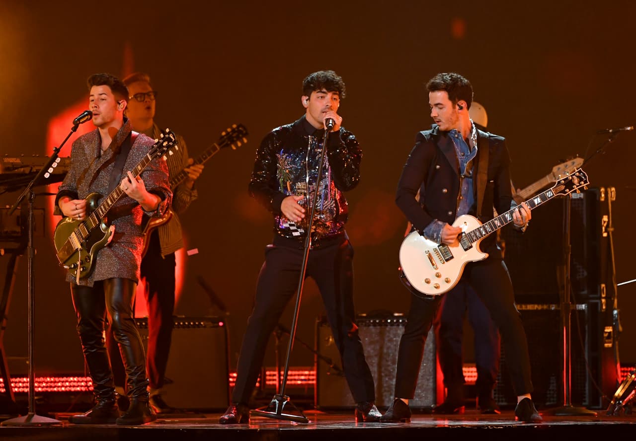 Luego de la presentación de los 
<b>Jonas Brothers </b>en los Billboard Music Awards, Joe y 
<b><a href="https://www.univision.com/famosos/la-prometida-de-joe-jonas-tuvo-experiencias-con-hombres-y-mujeres-antes-de-conocerlo-fotos" target="_blank">Sophie Turner </a></b>tomaron un Cadillac rosa de los años 50 que los llevó a una capilla de Las Vegas.