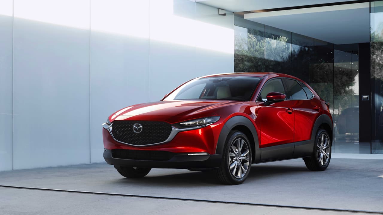 A Mazda se le ocurrió que existe un espacio entre su camioneta compacta CX-5 y la mini camioneta CX-3 e hicieron algo al respecto. Ese algo es 
<b>la nueva Mazda CX-30</b>, el vehículo que debutó en el Auto Show de Ginebra 2019.