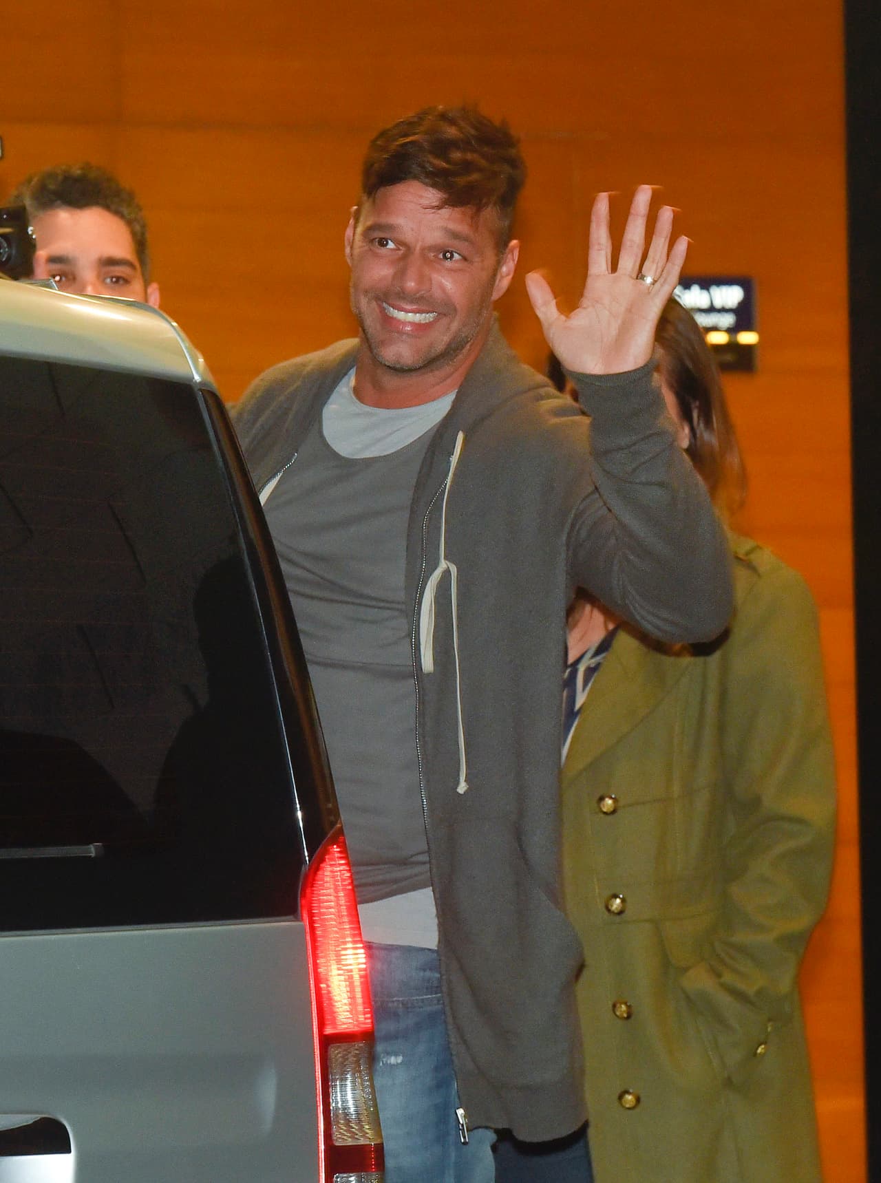 Por supuesto, desde su llegada al aeropuerto fue recibido por un mar de fotógrafos.