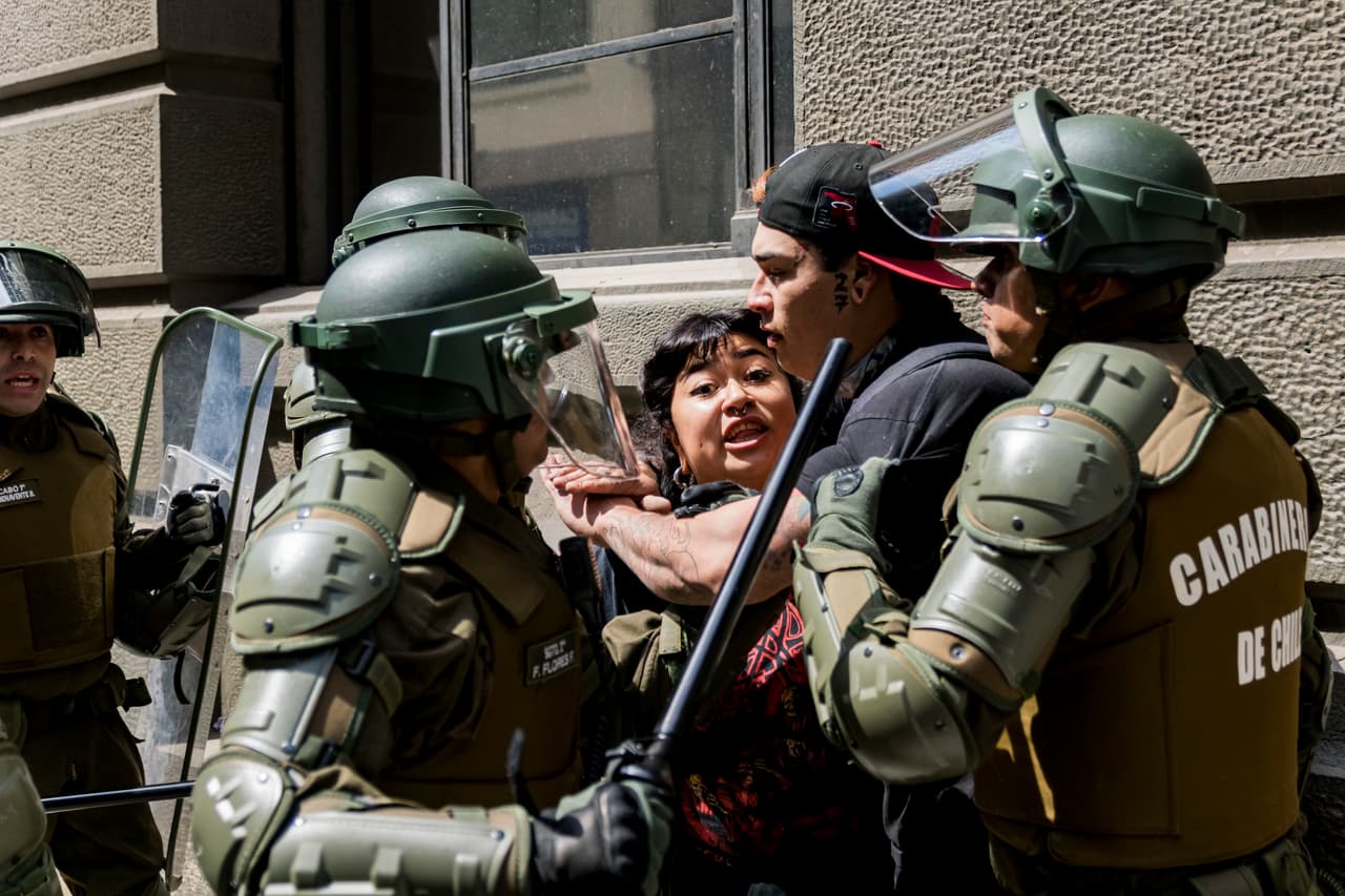Las autoridades informaron la mañana del sábado que más de 300 personas habían sido detenidas y que unas 130 habían resultado heridas consecuencia de los enfrentamientos. De ellas 11 serían civiles y el resto carabineros, oficiales de la policía chilena.