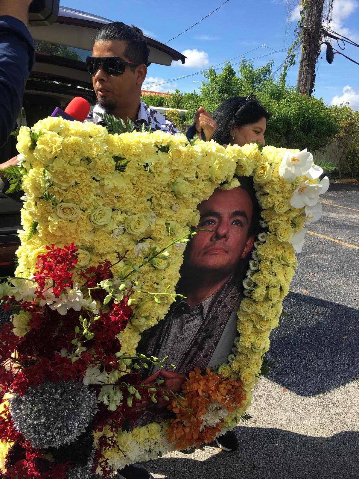 Sin embargo algunos llevaron flores y fotografías para homenajear a José José.