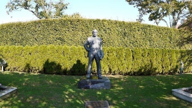 Activistas recientemente hicieron un llamado a remover 
<b>la estatua de Robert Moses en en Long Island</b>. Moses fue el arquitecto de varias obras públicas en Nueva York durante el siglo 20, pero muchos alegan que era un racista, que desplazaba familias pobres y de color y propagaba la segregación de razas.