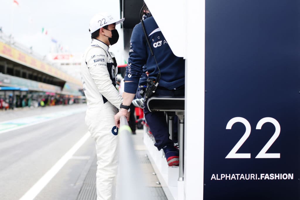 Lewis Hamilton se lleva el Gran Premio de España de la Formula 1. El piloto británico compartió el podio con Max Verstappen de Red Bull, quien cumplió su carrera número 100 y Valtteri Bottas de Mercedes Benz, quien quedó en tercera posición. El mexicano Sergio Pérez obtuvo la quinta posición.