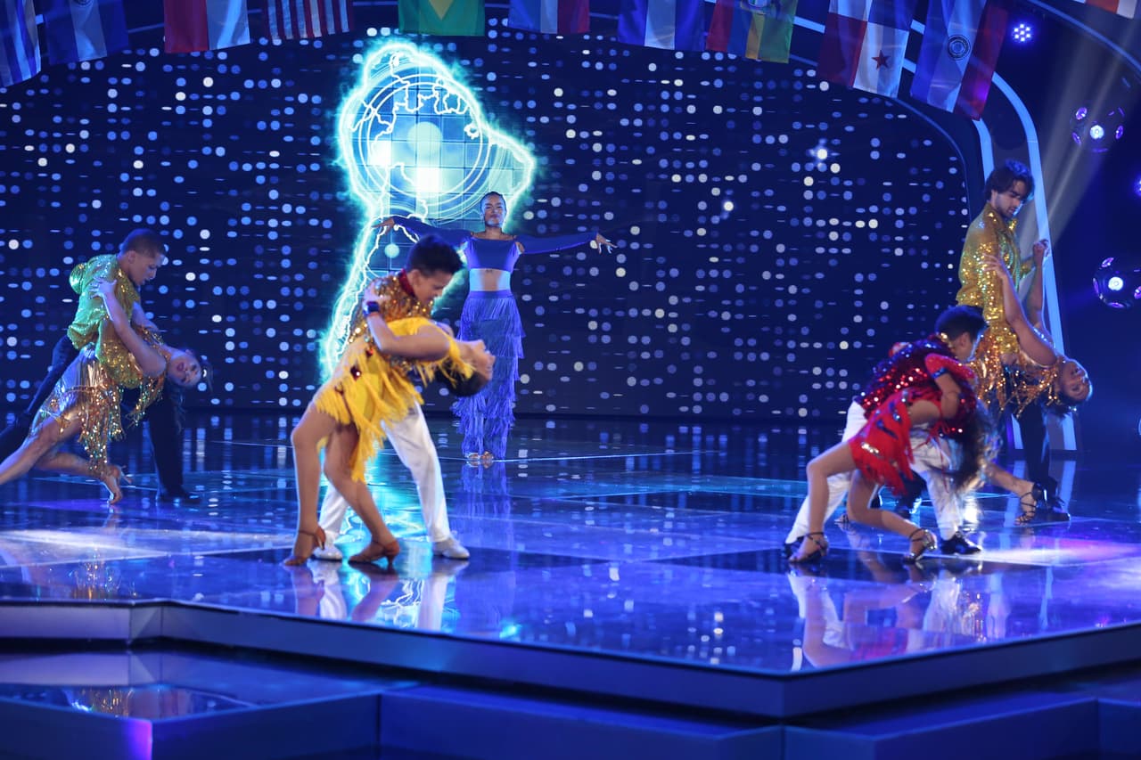 Karol G estuvo acompañada por Marilyn, Jerick, Jeanpaul y Ashley, los bailarines de la competencia.