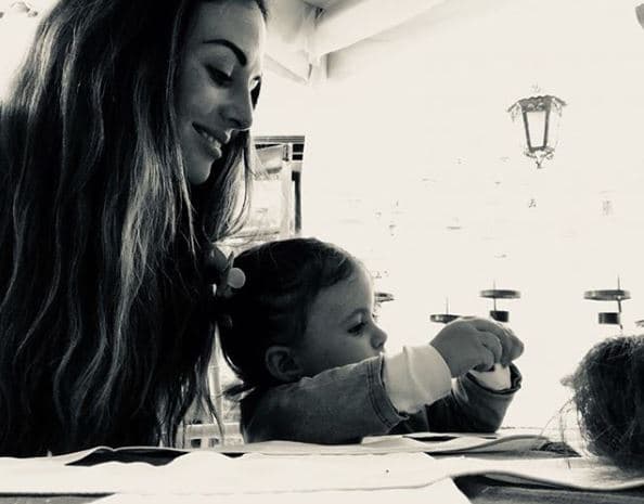 La mamá de Cielo Gatti, quien interpreta a la pequeña Blanquita Copper Aguilar en 'Mi marido tiene más familia', reveló en un comentario que Zuria ya planeaba tener un segundo bebé. "Recuerdo cuando 
<b>nos compartiste tu deseo... </b>¡Qué felicidad que ya sea una hermosa realidad! Lo más lindo para vos y tus bebés [...]".