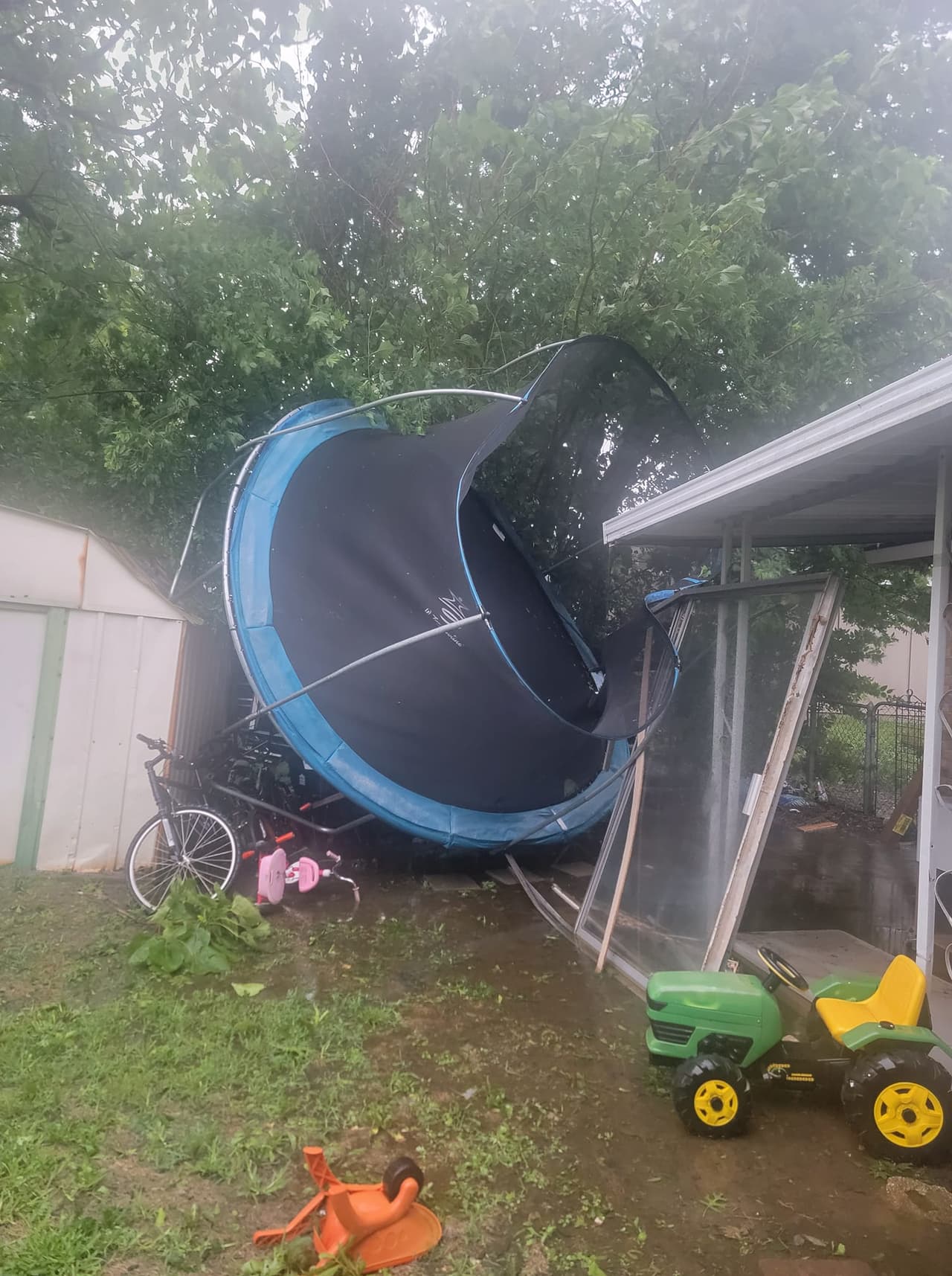 Esto indica que en las próximas horas podrían presentarse condiciones para la formación de tormentas, con 
<b>fuertes vientos, granizo de gran tamaño y la posibilidad de tornados.</b>