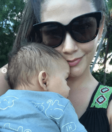 Sin dejar de mostrarse antes que todo agradecida de poder tener "un bebé sano", al cual alimenta con pecho exclusivamente.