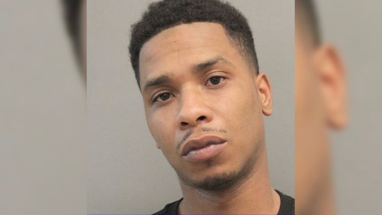 Damian Deshawn Falls, de 26 años, fue arrestado el 28 de febrero de 2021, en la cuadra 19200 de Hardy Toll Road luego de quedarse varado y los oficiales notaron que estaba ebrio y le encontraron marihuana, Xanax y una pistola robada y fue encarcelado con una fianza de $300.