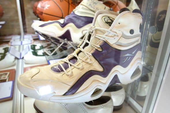 Y siguiendo la línea de los deportistas, estas zapatillas de basquetbol utilizadas por Shaquille O'Neal entre 1997 y 1998 costaban entre $1,000 y $2,000.