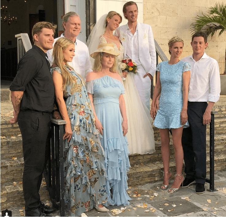 Para la ocasión especial, Paris estuvo acompañada de su prometido 
<b><a href="https://www.univision.com/shows/hoy/estoy-muy-feliz-muy-enamorada-paris-hilton-sobre-su-relacion-con-chris-zylka-video">Chris Zylka,</a></b> sobre quien se recuesta plácidamente en esta fotografía tomada al finalizar la ceremonia religiosa.