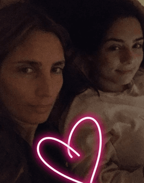 En dicha serie 
<b>compartió créditos con su madre</b>, siendo de las pocas apariciones profesionales que ha tenido Carina Ricco.