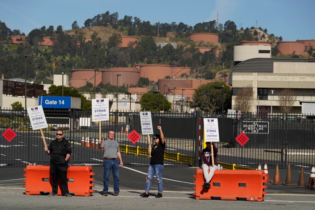 El antiguo contrato con Chevron en Richmond expiró el 1 de febrero y
<b>los trabajadores se habían estado reportando a sus trabajos en una extensión continua de 24 horas</b>, dijo el sindicato.
<br>