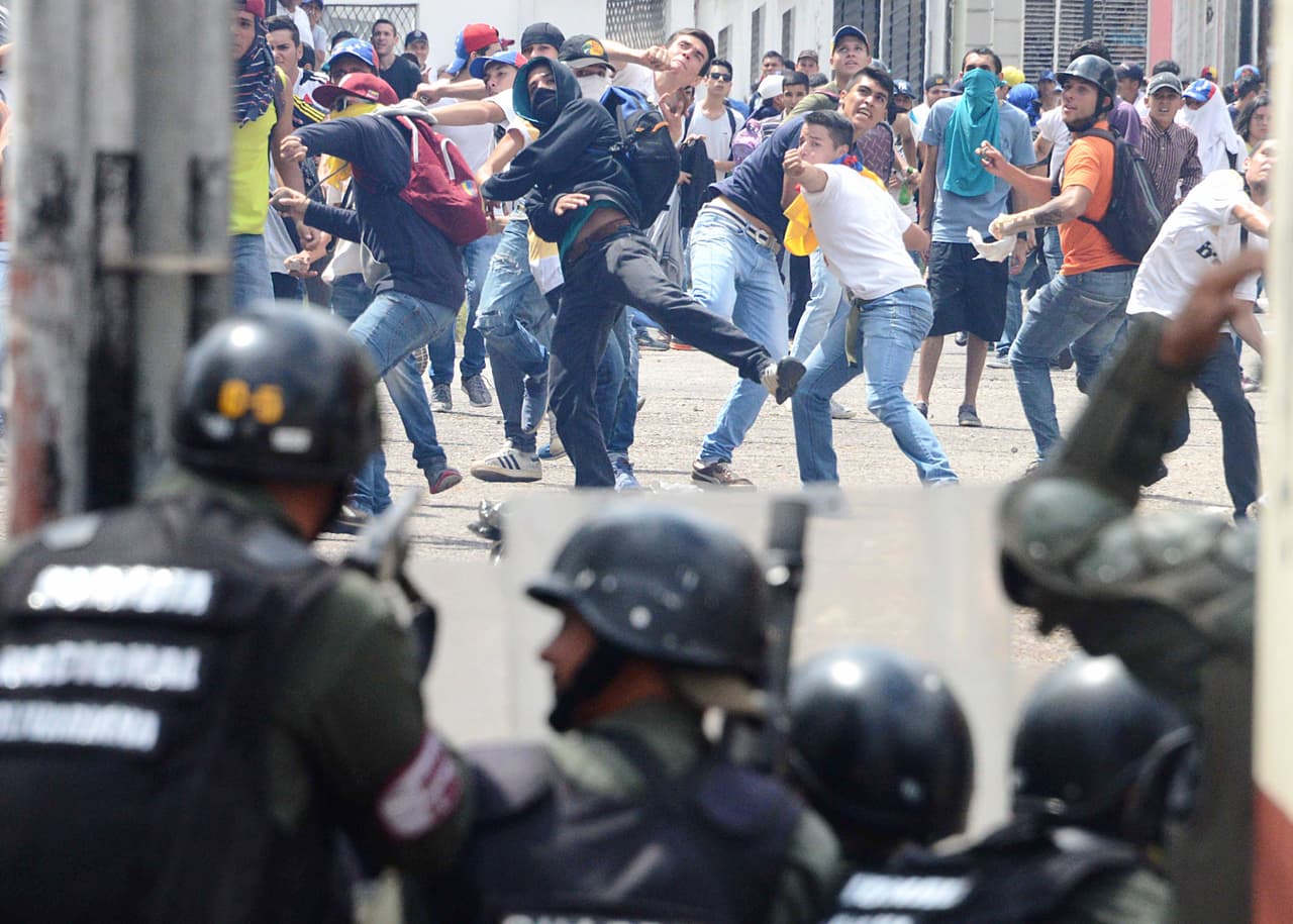 En San Cristobal, ciudad fronteriza a unas 5000 millas de Caracas las protestas se tornaron violentas.