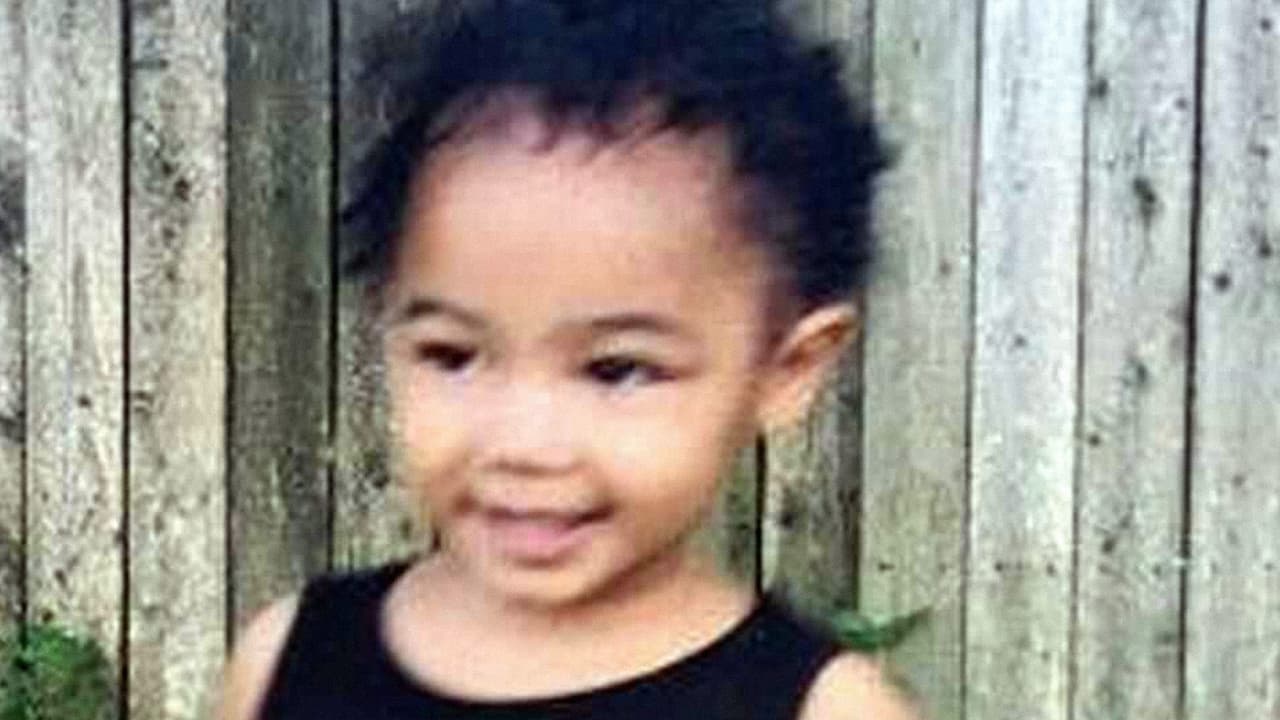 Johnson le dijo a la policía del condado de Allegheny, Pensilvania, que intentó llamar al teléfono celular del conductor varias veces, pero nunca contestó, así que llamó al 911 alrededor de las 5 pm del 31 de agosto. A los pocos minutos de enviarse una Alerta Amber, la policía arrestó a la conductora del vehículo identificada como Sharena Nancy, de 25 años, pero al inspeccionar el automóvil no encontraron a la menor de edad.