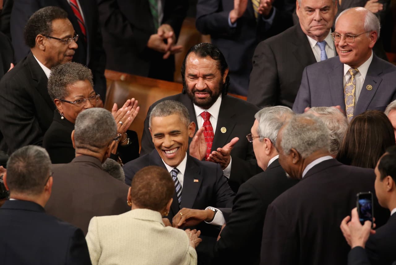El presidente de Estados Unidos, Barack Obama, da la mano a los miembros del Congreso a su llegada al Capitolio.