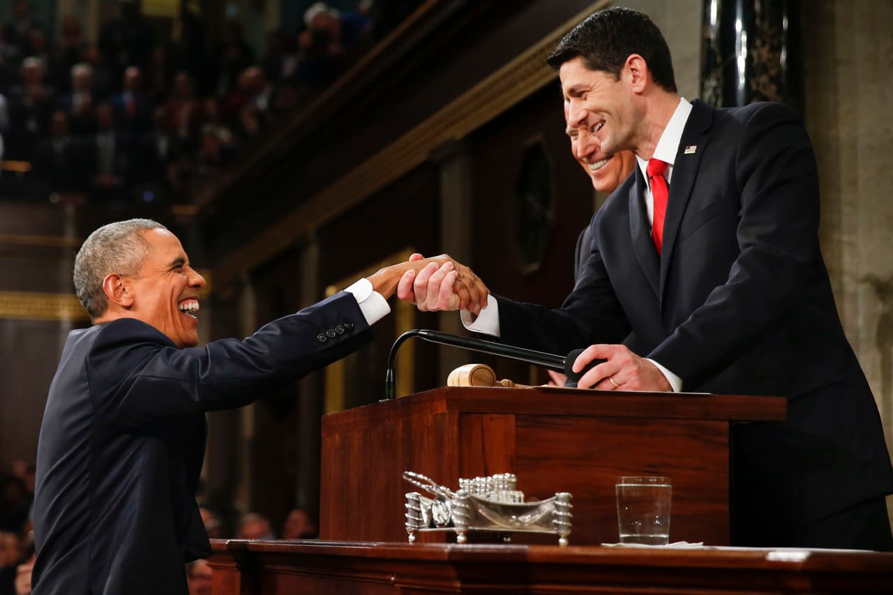 Barack Obama estrecha la mano del presidente de la Cámara de Representantes Paul Ryan.