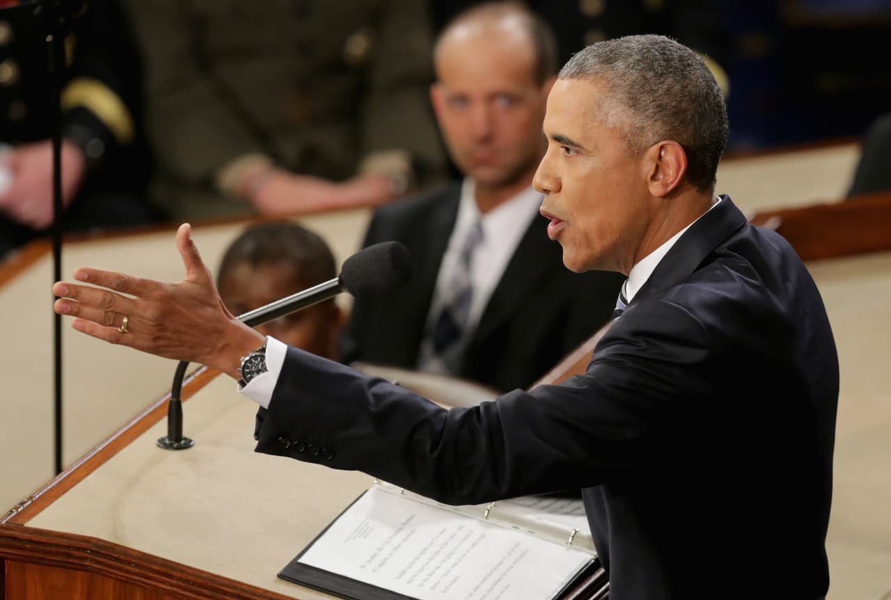 Obama gesticula y habla ante los miembros del Congreso durante su discurso.