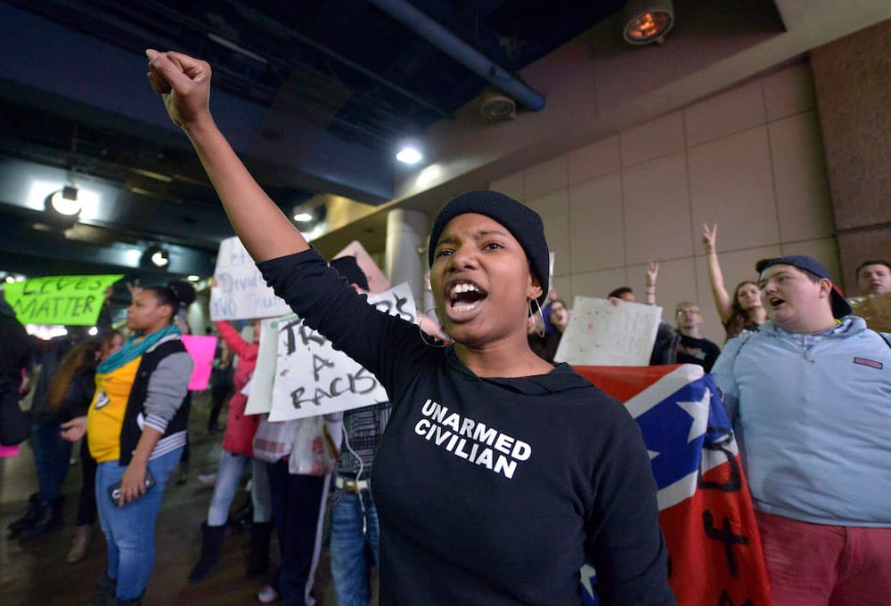 Marina de EEUU expulsa a recluta por participar en incidente racista en mitin de Trump