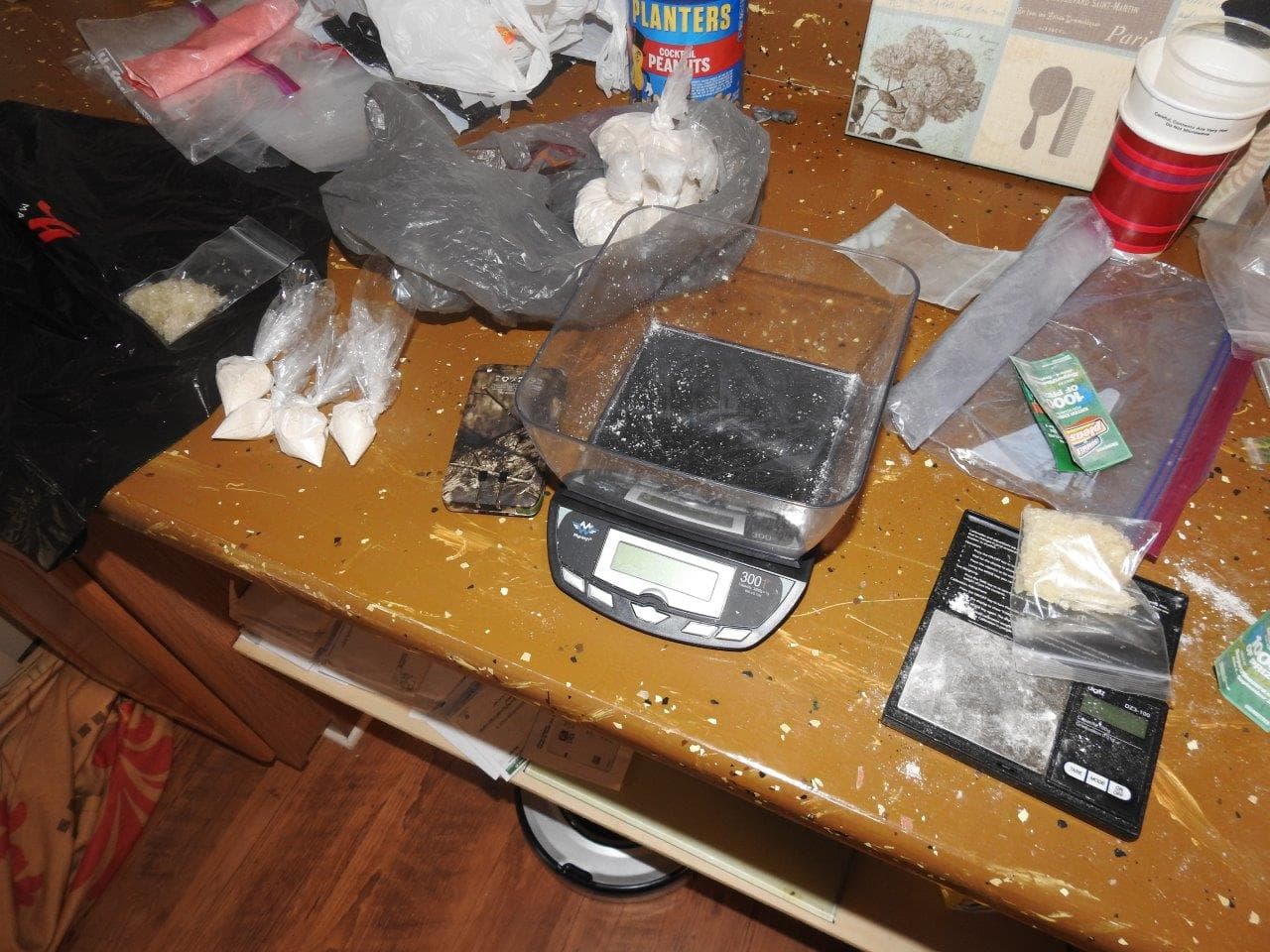 Tres personas fueron arrestadas luego de que autoridades desarticularan un laboratorio clandestino que procesaba droga este jueves por la tarde en Woodstock, Georgia.