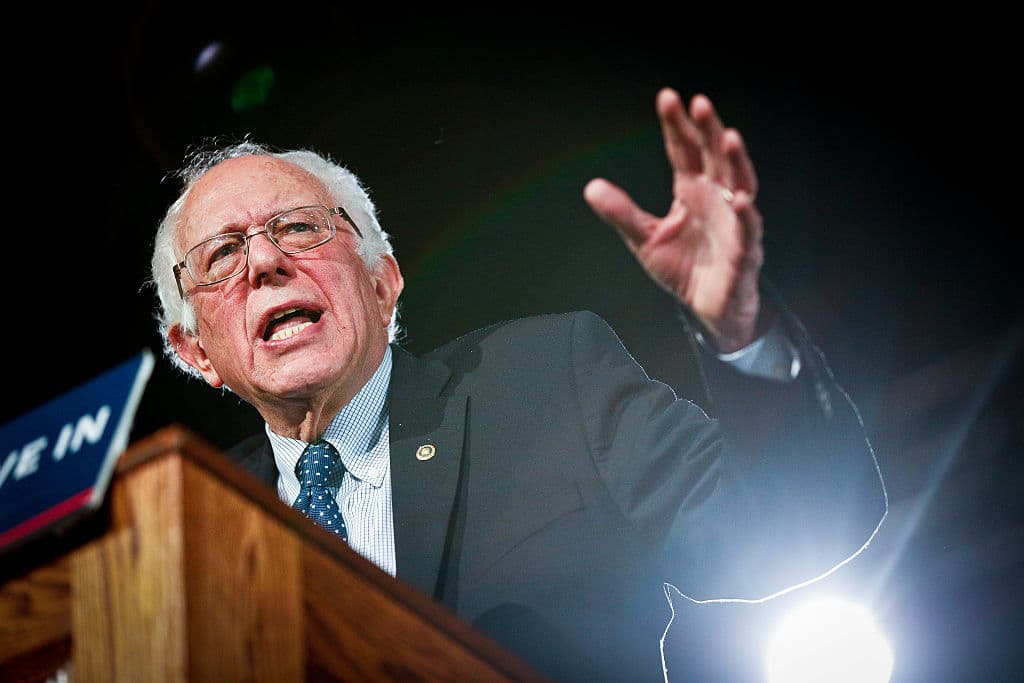 Bernie Sanders promete trabajar con Clinton para "revolucionar" al Partido Demócrata