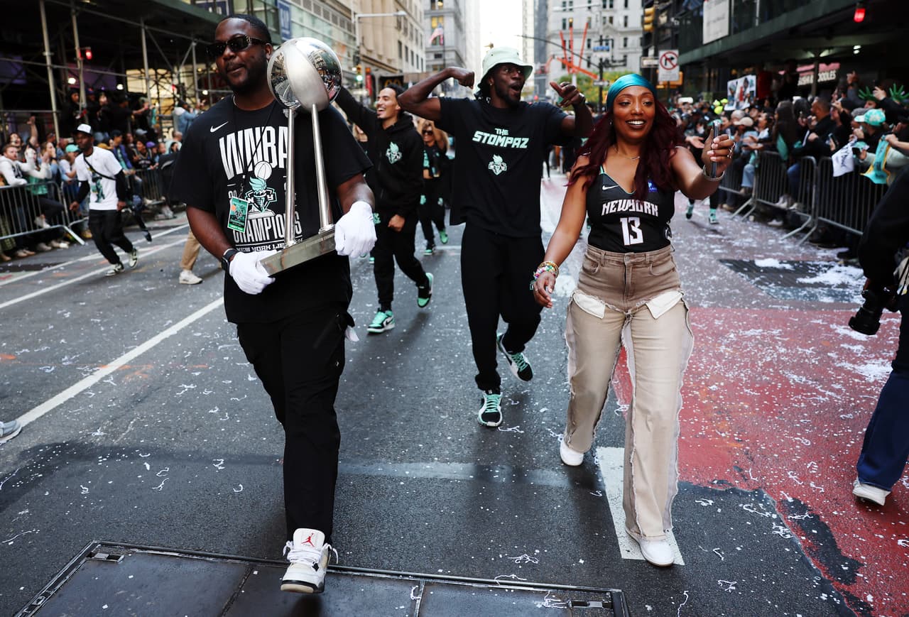 El desfile concluyó en las inmediaciones del Ayuntamiento, donde las jugadoras levantaron el trofeo ante una multitud eufórica.