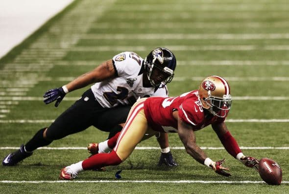 La gran fiesta deportiva del año en Estados Unidos, el Super Bowl de la Liga Nacional de Fútbol Americano (NFL), en su cuadragésima séptima edición, ya forma parte de la historia con los Ravens de Baltimore como nuevos campeones al vencer por 34-31 a los 49ers de San Francisco. Los pronósticos se cumplieron, los Ravens llegaron al Mercedes-Benz Super Dome de Nueva Orleans con el mejor mariscal de campo del momento, Joe Flacco, y la mejor defensa de la NFL, ambos factores se hicieron presentes en los momentos decisivos que hicieron posible el triunfo y el conseguir el segundo trofeo Vince Lombardi en la historia de la franquicia de Baltimore. Flacco, de 28 años, fue el líder perfecto en la primera parte al conseguir tres pases de anotación, que lo dejaron como el sexto mariscal que lo consigue en la historia del Super Bowl y una ventaja parcial de 21-6 al descanso que sería decisiva. El safety Ed Reed, nativo de New Orleans, empataría la mejor marca de la fase final de la NFL con nueve robos aéreos, mientras que Kaepernick quedaría con la mancha de la interceptación que sufrió. Antes que se diese el ya histórico apagón, el primero en un Super Bowl, el receptor abierto Jacoby Jones también quiso entrar en los libros de las marcas al conseguir nada más comenzar el tercer periodo al regresar 108 yardas de "touchdown" una devolución de balón, la mejor de todos los tiempos. Kaepernick y los 49ers vivieron los momentos estelares del partido al conseguir 23 puntos en menos de 13 minutos, 17 fueron consecutivos. Lewis, no brilló como en el primer Super Bowl del 2001 cuando ganó el premio de Jugador Más Valioso (MVP), que esta vez le fue con todos los honores a Flacco, al completar 22 de 33 pases para 287 yardas, sin interceptaciones, pero hizo seis derribos y cuatro fueron "placajes" solitarios. Suficientes para que los Ravens lograsen el segundo trofeo Vince Lombardi en su historia y Lewis pudiese cerrar con broche de oro su legado de 17 temporadas brillantes dentro de la competición de la NFL. Mientras que la revelación de la temporada Kaepernick confirmó que es un mariscal muy especial, lleno de energía, que corre como nadie, que tiene un dinamismo único, pero que todavía no pudo emular a los legendarios Montana y Young, que lo precedieron al frente de los 49ers en los cinco Super Bowls que disputaron y que consiguieron ganar. Los jugadores de los 49er, encabezados por el corredor Frank Gore insistieron que su equipo fue mejor como conjunto que los Ravens se aprovecharon de acciones aisladas. Pero el marcador final estableció que los ganadores fueron los Ravens, por eso dos hermanos, John y Jim Harbaugh, los primeros en la historia de la NFL que dirigieron a los equipos que disputaron un título de Super Bowl, al concluir el partido fueron al encuentro y se dieron un gran abrazo.