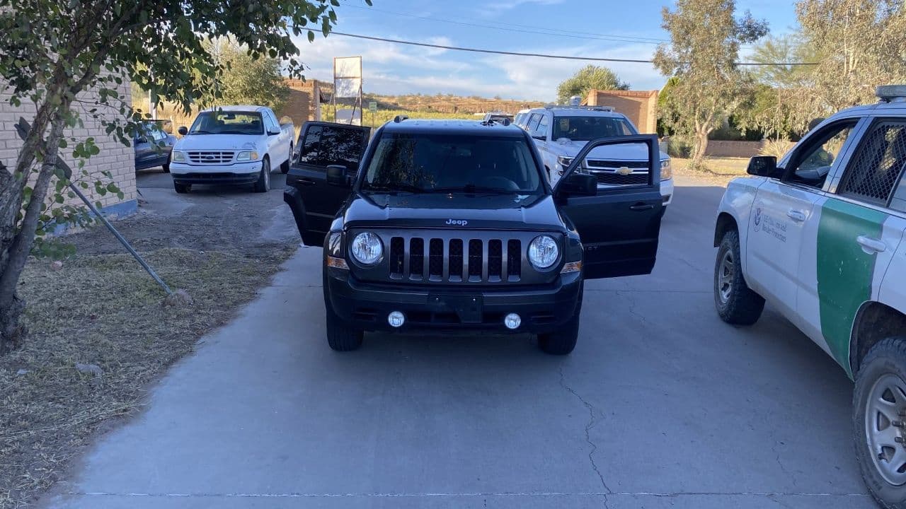 Agentes de la Patrulla Fronteriza observaron un vehículo sospechoso cerca de Nogales, Arizona. Los agentes iniciaron un parada del vehículo y dos pasajeros intentaron huir del lugar. Después de una breve persecución a pie, detuvieron a dos migrantes mexicanos y a un conductor ciudadano estadounidense.