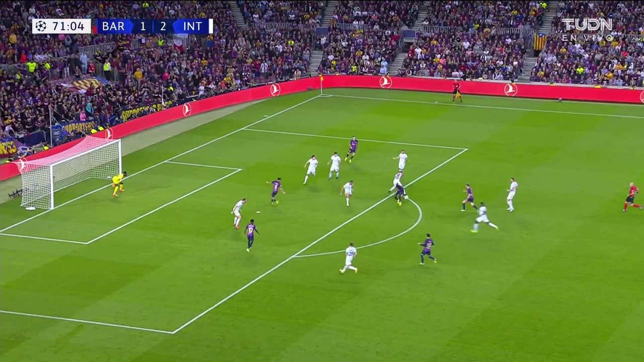 ¡TIRO ATAJADO! disparo por Robert Lewandowski.