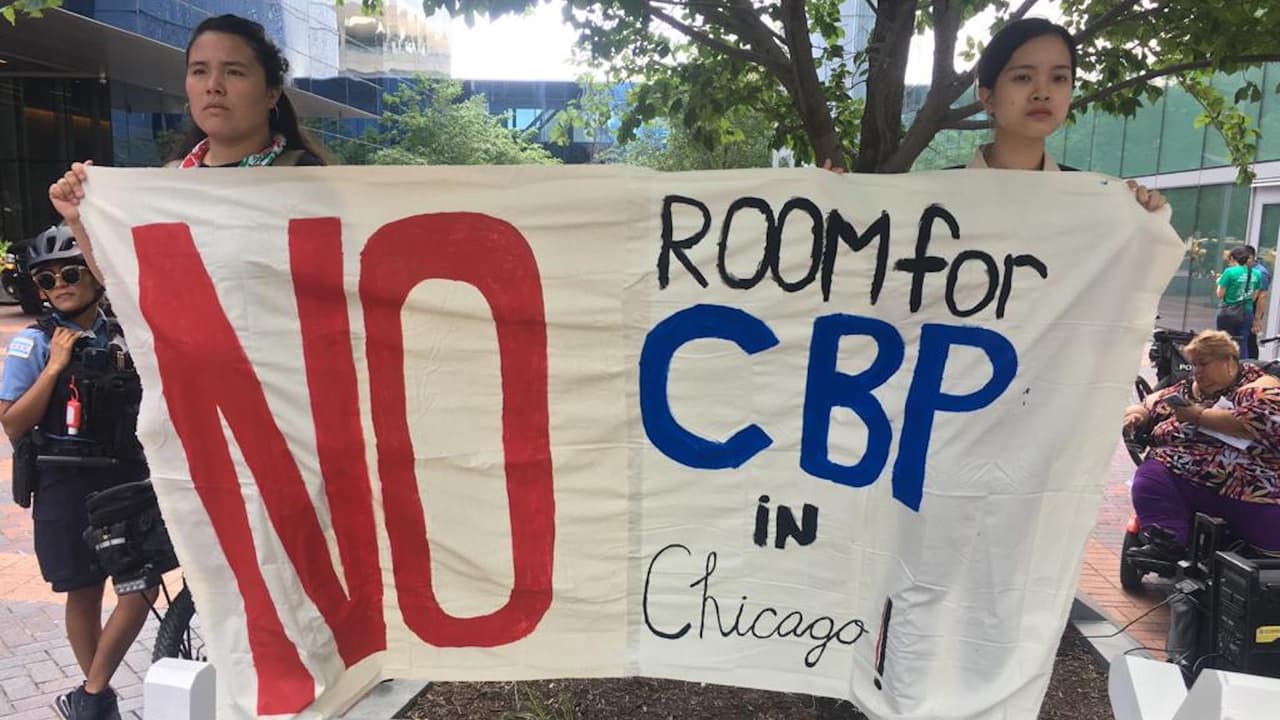 'Qué vergüenza': Protestan afuera de convención de Oficina de Aduanas y Protección Fronteriza en Chicago