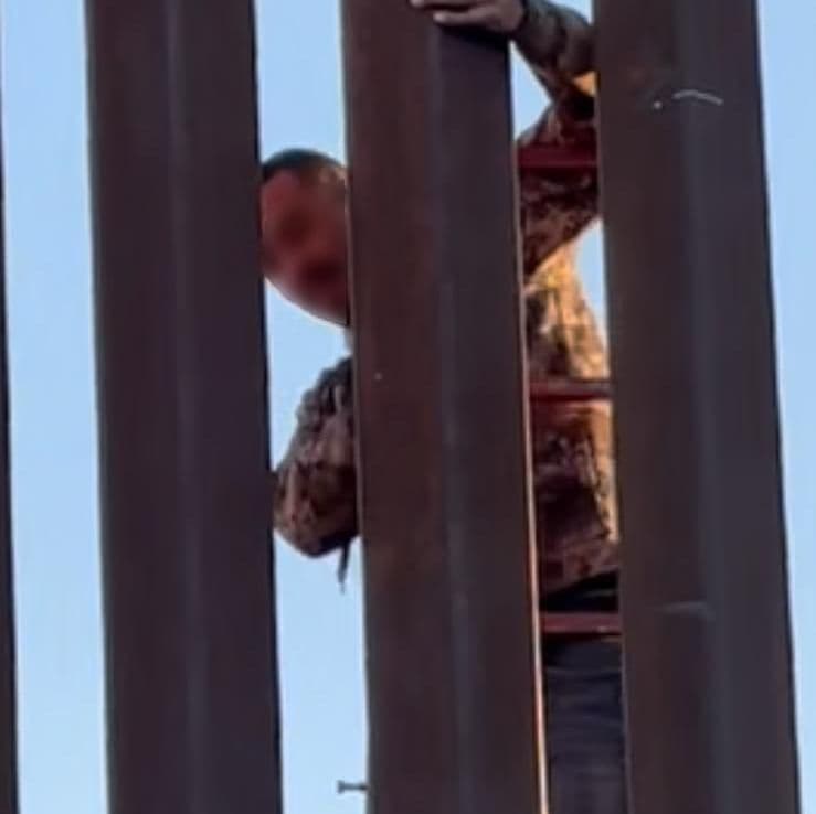 Los agentes de la estación Douglas observaron a los traficantes cuando desde el lado mexicano ayudaban a cuatro migrantes a cruzar la valla fronteriza internacional con una escalera.