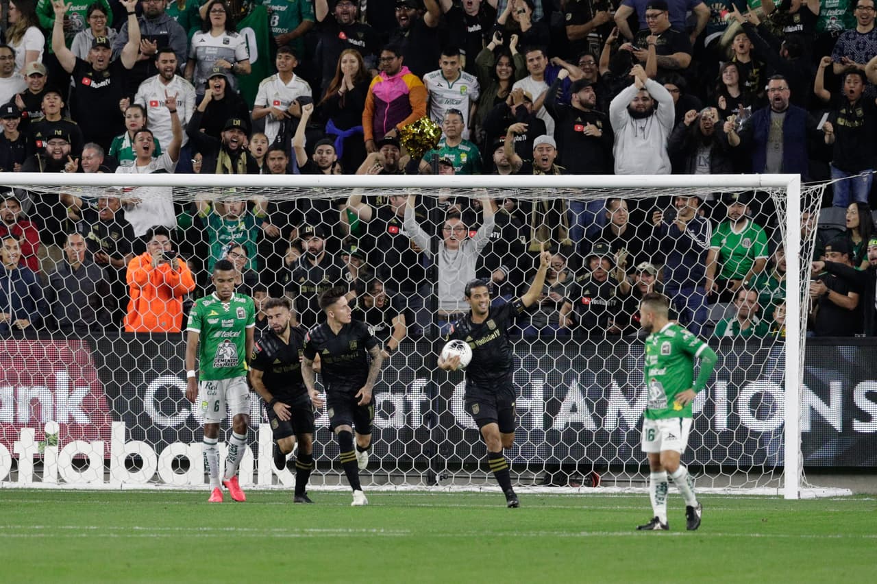 Después de un gol anulado, finalmente Carlos Vela hizo el 1-0 (1-2 global) al 27'.
