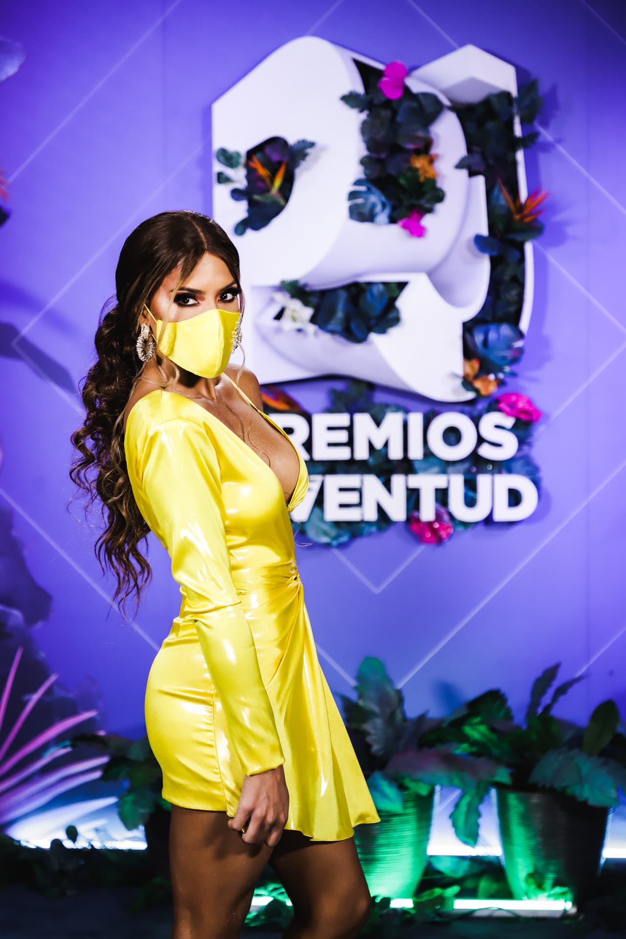 Su cubrebocas amarillo no solo hizo juego con su vestido sino también con sus aretes de brillantes.