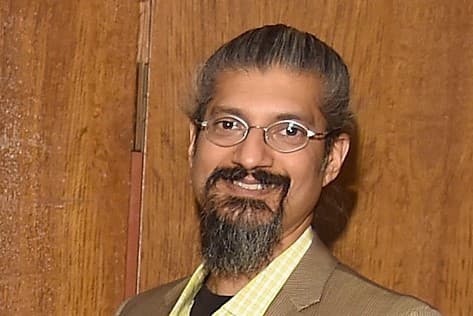 Shahid Buttar, el DJ liberal que enfrentará a Nancy Pelosi en noviembre