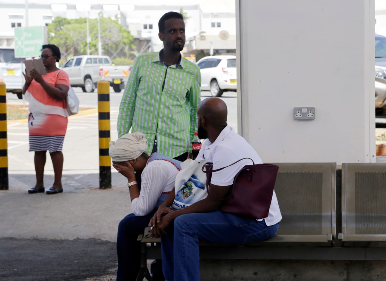 Familiares reaccionan a la tragedia y esperan por informacioón en las afueras del aeropuerto.