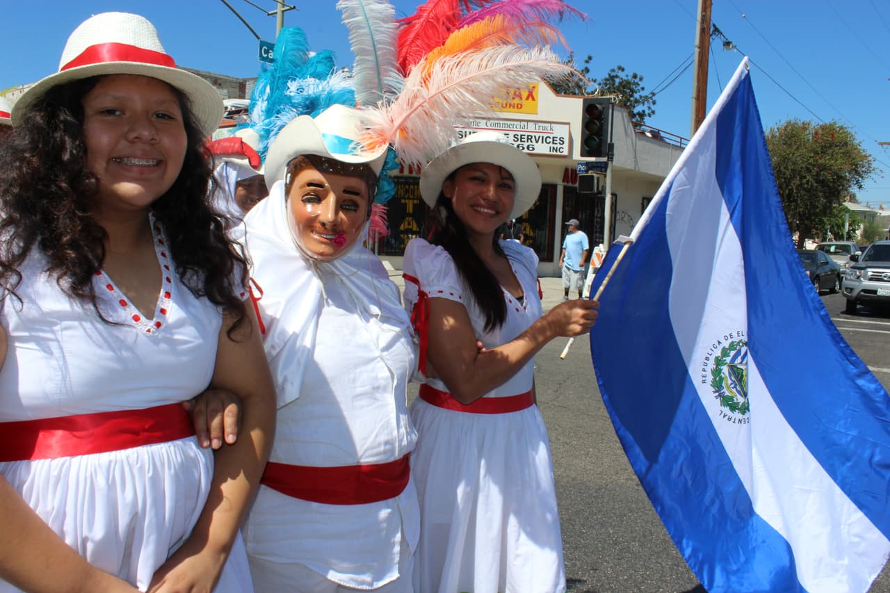 Miles de personas celebraron la independencia centroamericana con un desfile.