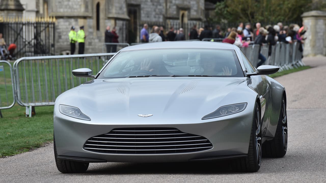 Los residentes de Windsor son de las pocas personas que podrán decir haber visto un DB10 en la calles. De las 
<b>10 unidades fabricadas</b> solo dos sobrevivieron la filmación. Una de ellas quedó en manos de Aston Martin y la otra fue subastada por Christie's en febrero de 2016 por 
<b>3.5 millones de dólares</b>. No se anunció cual de los dos veh