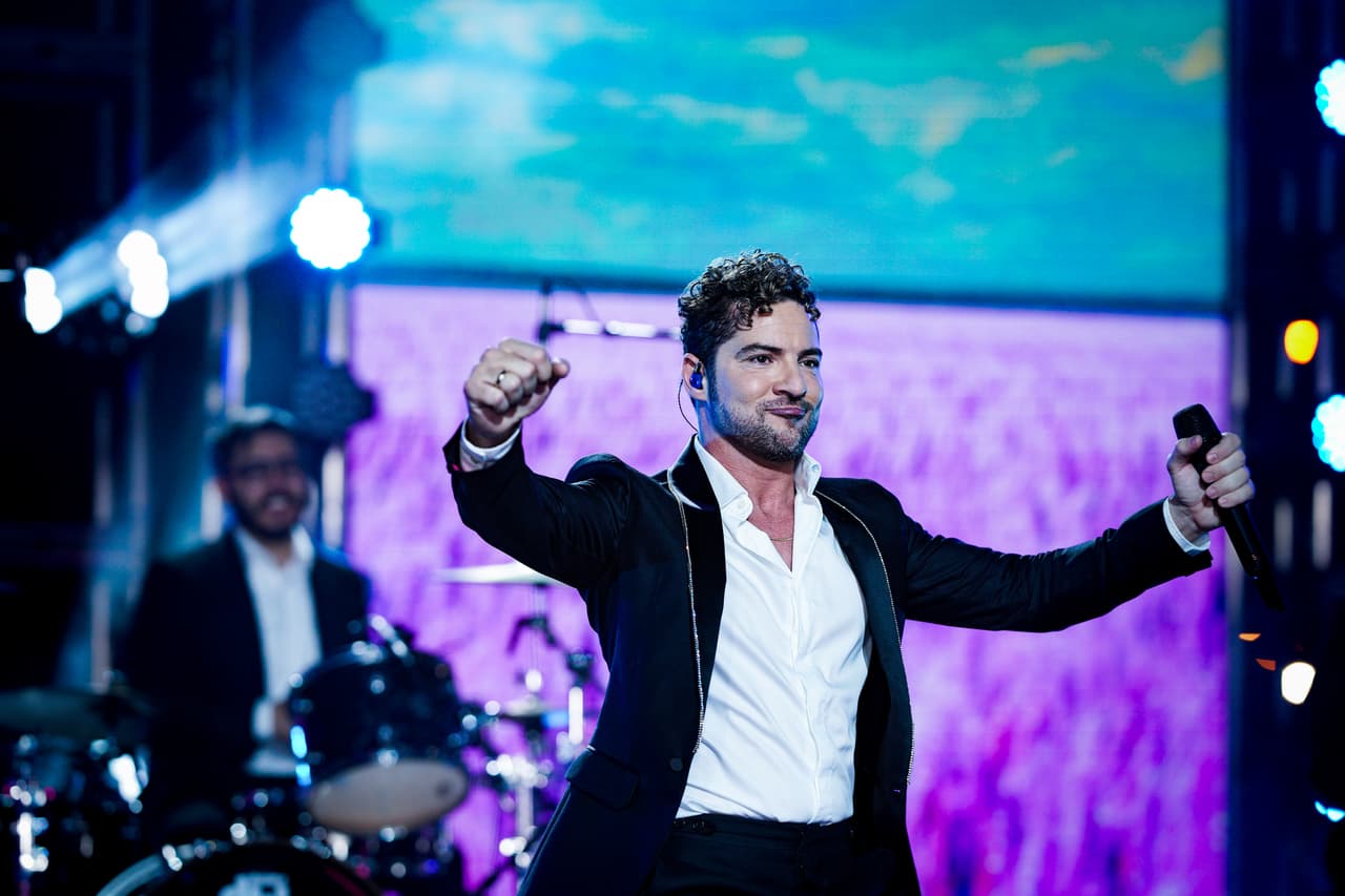 Con sus ya clásicos rulos, el cantante cautivó al público, que este año puede escucharlo con su más reciente producción 
<b>'En tus planes'. </b>
<br>