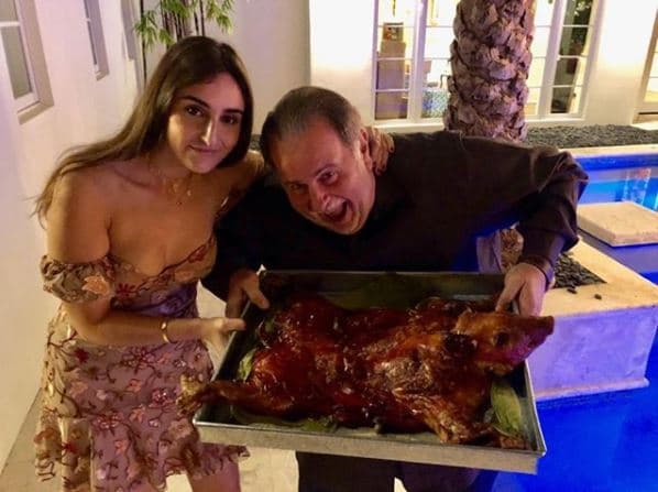 En Noche Buena Raúl acostumbra cenar en casa de su cuñada, aquí posa con la comida y su adorada hija.