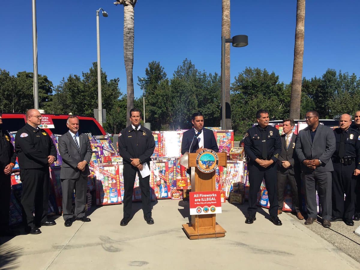 Alcalde de Long Beach, Robert García, acompañado de los jefes de policía y bomberos.