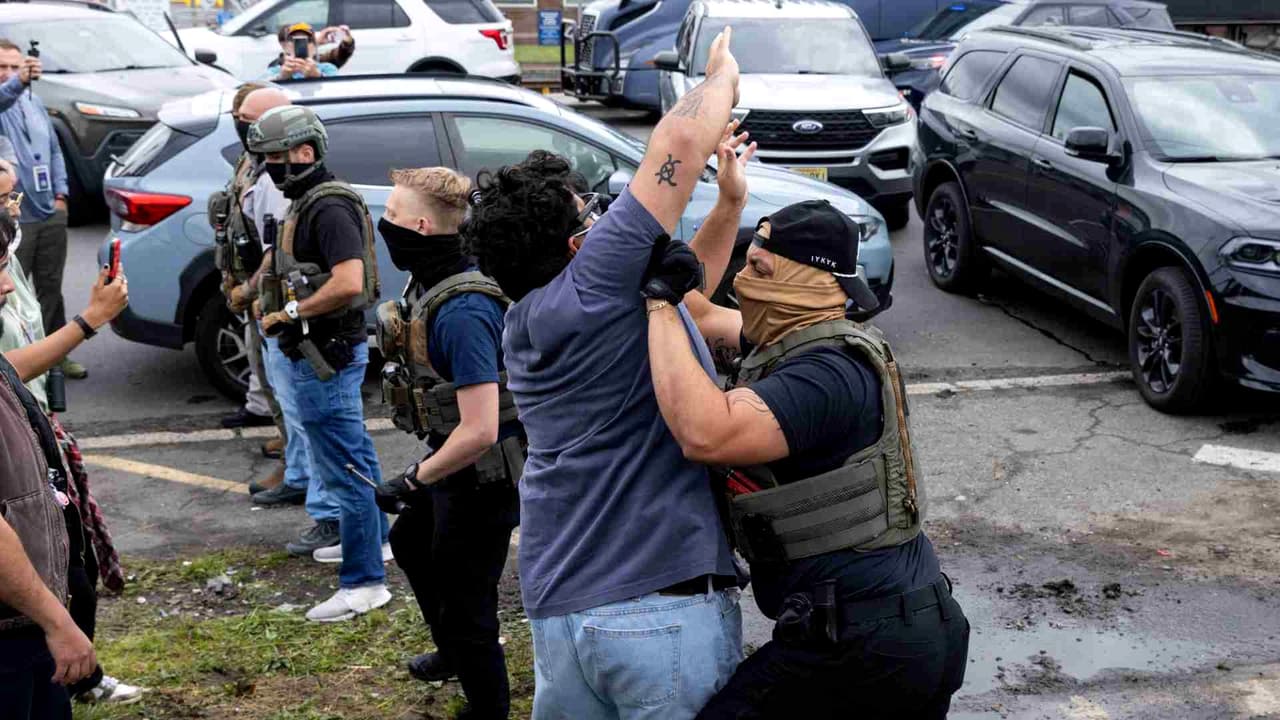 ¿Puede Donald Trump ordenar a ICE que retome las detenciones en vehículos de forma inmediata?