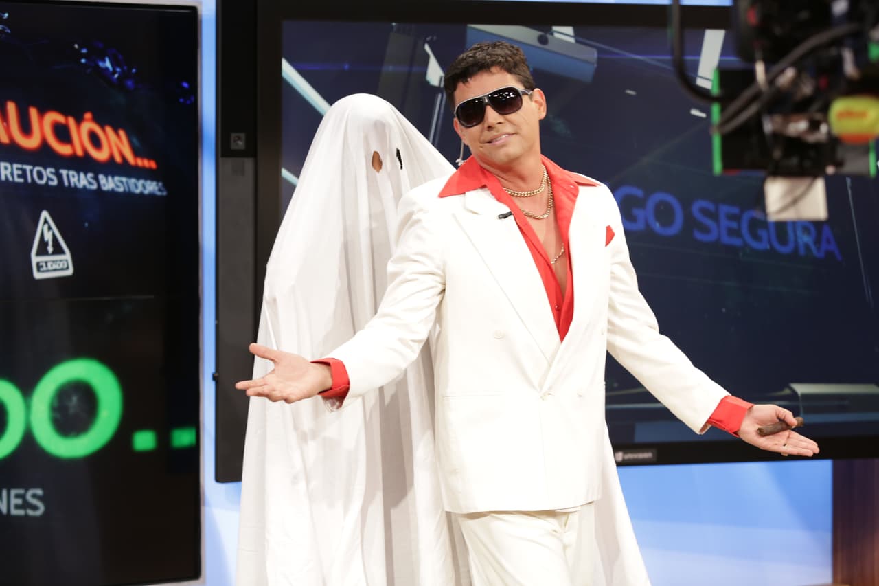 Orlando Segura intentaba dar su segmento mientras un fantasma andaba rondando por la casita de Despierta América.