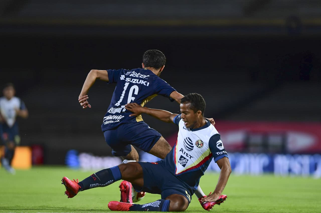 Los delanteros del América comienzan a presionar más la salida de los Pumas.