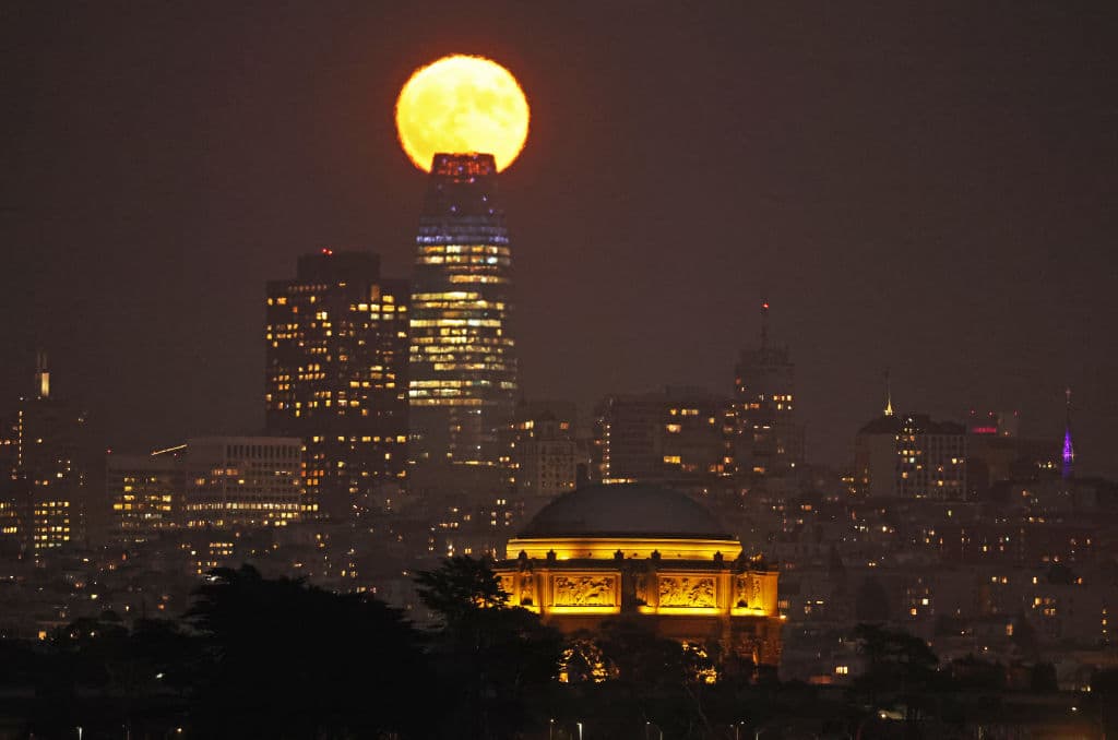 La superluna azul vista este miércoles sobre el skyline de San Francisco, California.