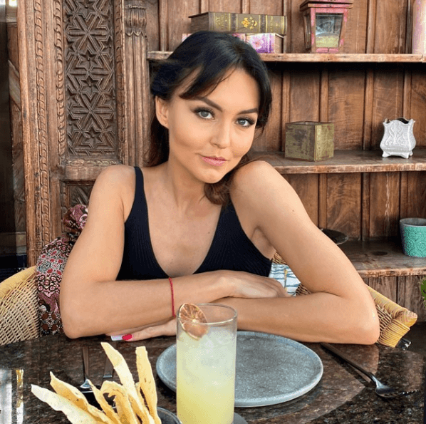 “Yo admiro muchísimo a las mamás y voy a hablar de un ejemplo cercano, por ejemplo, mis amigas actrices. Si yo tengo una carga de trabajo y además tengo que llegar a casa, atender a mí, atender la casa y además atender a mi novio y admiro esa responsabilidad que pueden tener las mujeres actrices, las mujeres a lo que se dediquen que además tienen que llegar a casa atender a sus hijos, mis respetos”, comentó Boyer. 
<br>