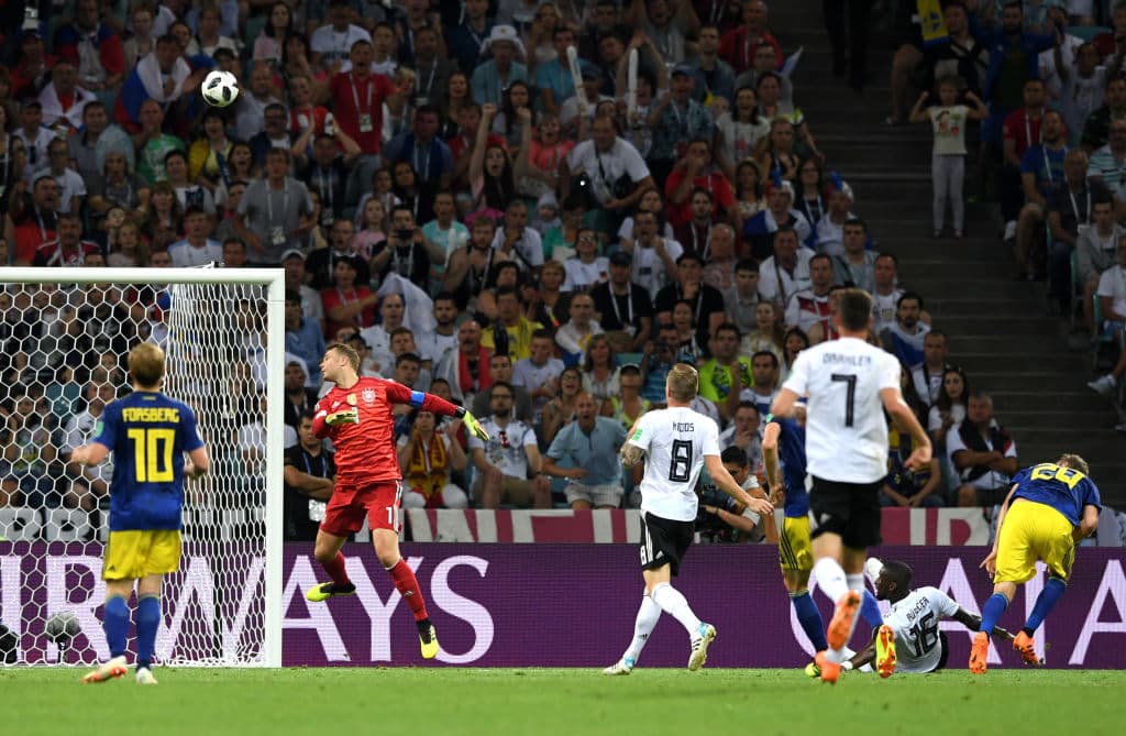 Los suecos también hicieron su esfuerzo por ganar el partido. Aquí una de las pocas que tuvieron en el segundo tiempo, preocupando al guardameta Neuer, pero se salvaron los alemanes.